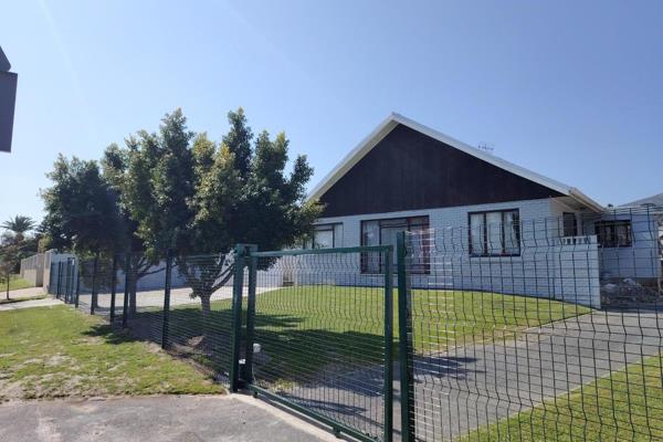 This house is located in a family friendly neighborhood with good schools, top rated medical facilities and shopping centers.
It is a ...