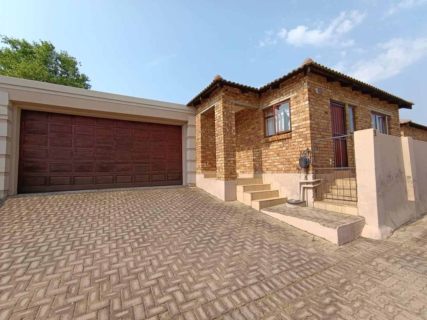 2 Bedroom Townhouse for sale in Kosmosdal - P24-116889390