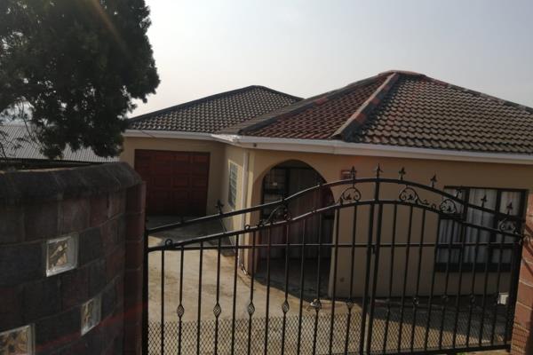 We are delighted to present this stunning family home located in the sought-after Golf Course.

This property features a spacious and ...