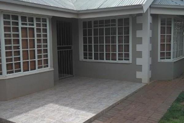 Neat Townhouse in Prime Silver Oaks Estate, Potchefstroom.
Located in the highly ...