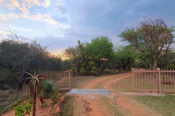 Well located, well developed, high potential 12.84ha small holding near modimolle!!
Only about 4km from town
Fenced with 1.2m ordinary ...
