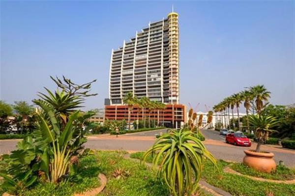 SOPHISTICATED OCEAN LIVING WITH UNMATCHED VIEWS 
Boasting an impressive 186 sqm of elegantly designed living space, this exceptional ...