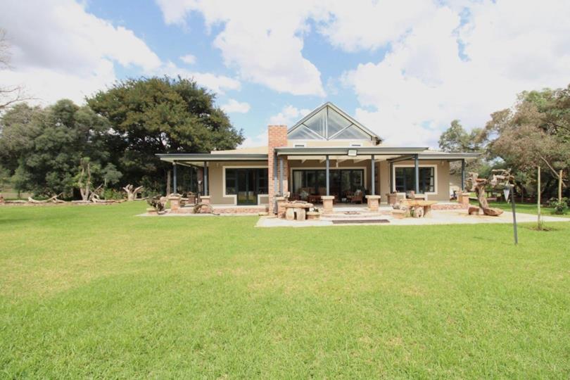 4 Bedroom House for sale in Intaba-Indle Wilderness Estate - P24-115844730