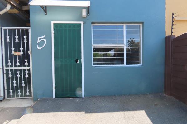 COTTAGE 1
Spacious I bedroom unit
Open plan living area and kitchen with gas stove 
1 ...