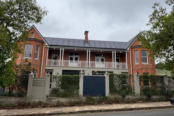 Doctors Office (486sqm) for sale at R6 650 000-00 plus Vat. Immaculate condition. With 11 covered parking bays, 7 open parking bays, 2 ...