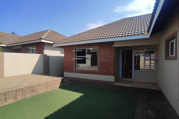 This lovely 3-bedroom home offers a perfect combination of comfort and functionality. One of the bedrooms features an en-suite bathroom that includes both a bath and a shower, providing a private and relaxing space. In addition to the en-suite, there is also a separate guest ...