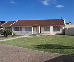 House for sale in Beacon Bay North