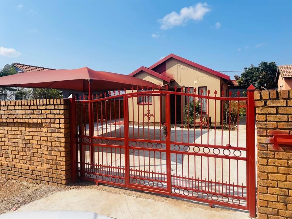 2 Bedroom House for sale in Mahube Valley - P24-116489800