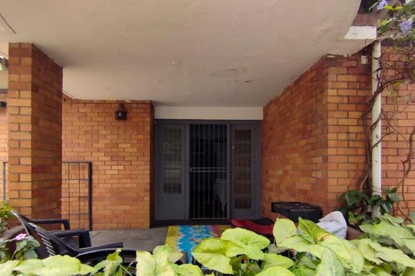 This much-loved family home is ready to welcome its new owners. Tucked away in a peaceful street in Boksburg South, it offers the ...