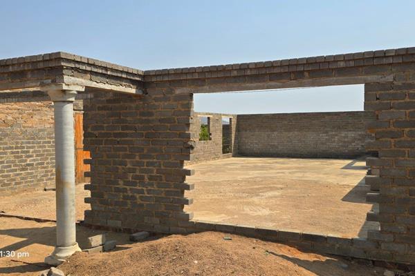 I hereby present to you a stand with unfinished house as seen in the pictures, it has a ...