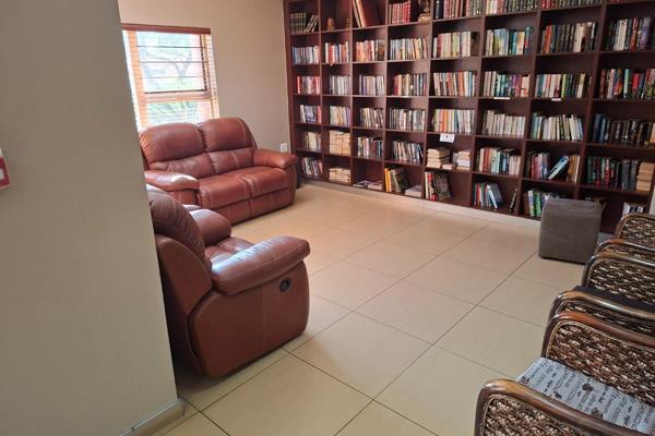 Experience comfortable retirement living in this inviting 1-bedroom, 1-bathroom unit within a secure estate. The residence features a ...