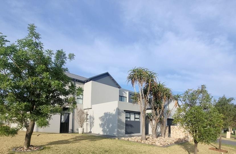 4 Bedroom House for sale in Midstream Ridge Estate - P24-116484487