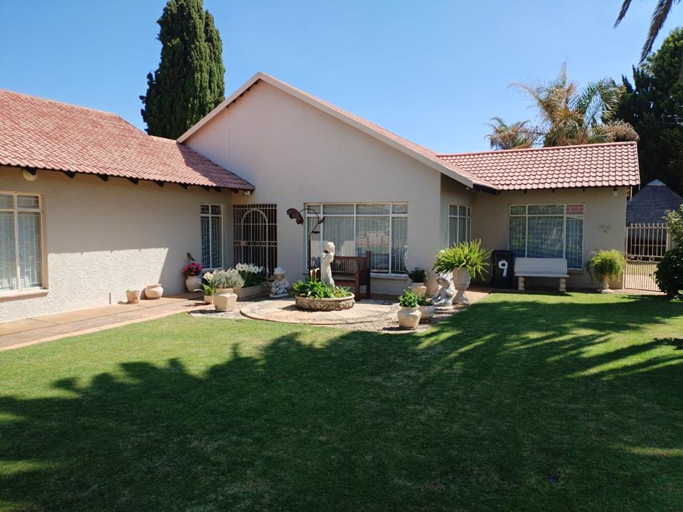 3 Bedroom House for sale in Stilfontein Ext 4 - P24-116499569