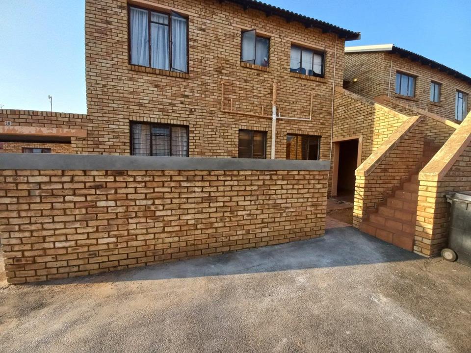 2 Bedroom Apartment in Greenhills, Randfontein