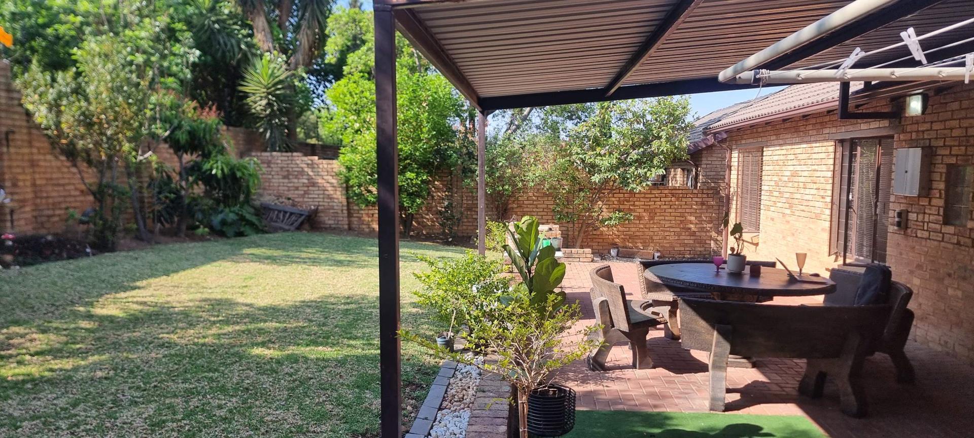 3 Bedroom House for sale in North Riding - P24-116505034