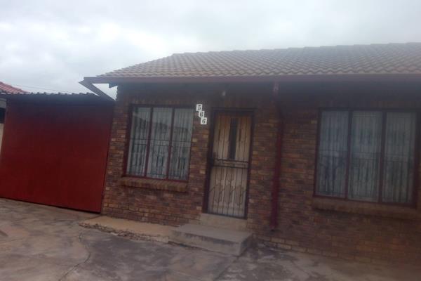 This Property Priced to go!!!
Lock up and go with the freedom of a large yard for kids to play safely 
Contact us for a viewing ...