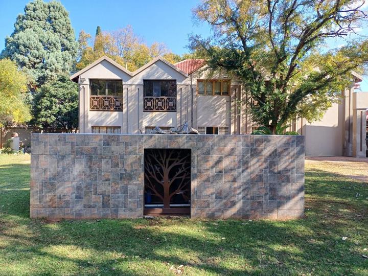 4 Bedroom House for sale in Stilfontein Ext 4 - P24-116514887