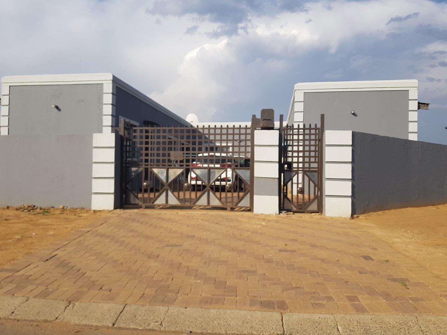 7 Bedroom House for sale in Kwa Thema - P24-116519015