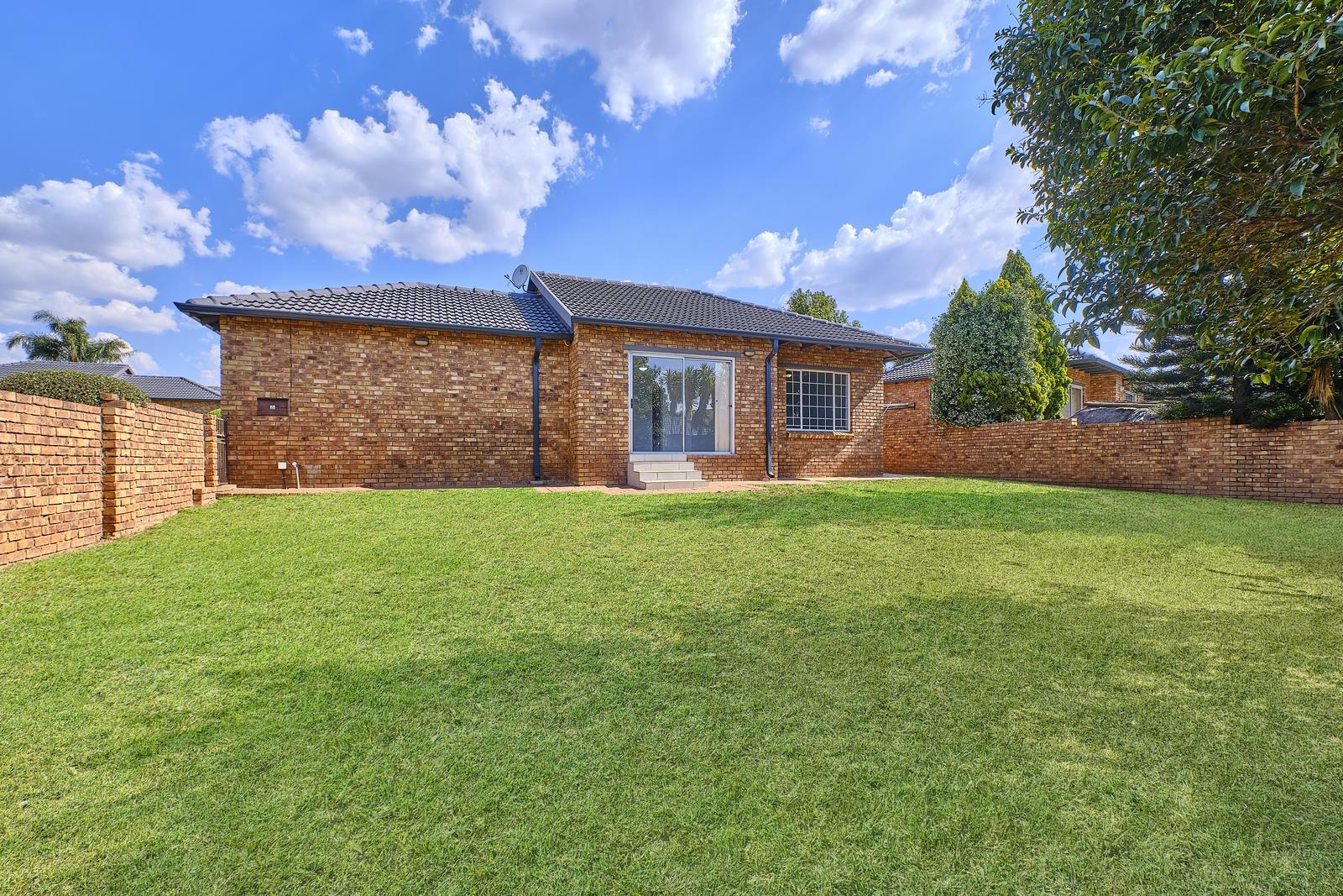 2 Bedroom House for sale in Radiokop - P24-116530813