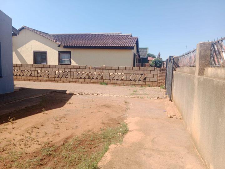 3 Bedroom House for sale in Sebokeng Zone 7 - P24-116532862