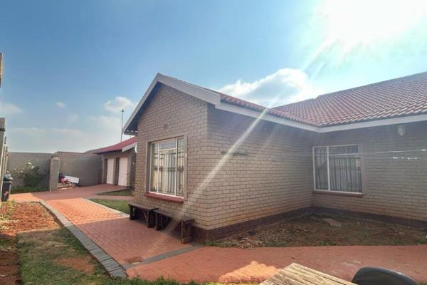 Spacious &amp; Modern 3-Bedroom Family Home in Sebokeng Zone 14
Purchase Price: R 1,250,000

Escape to your dream family home! This ...