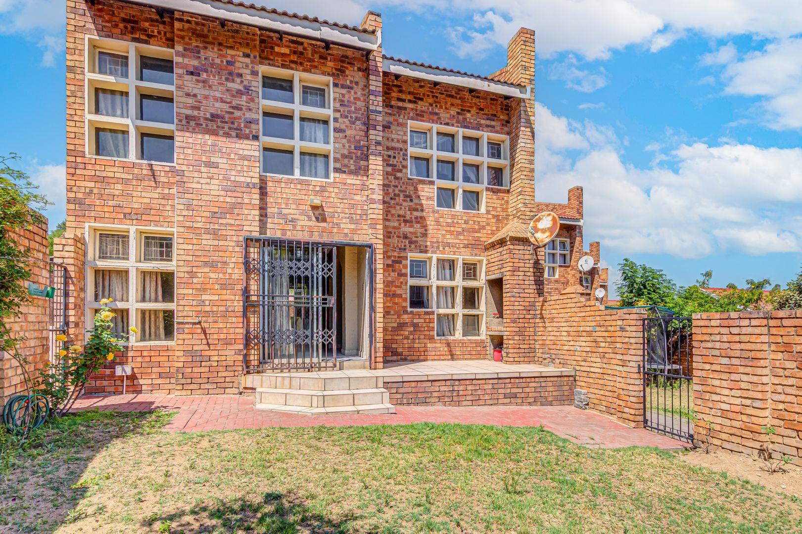 3-bedroom-townhouse-for-sale-in-halfway-gardens-p24-116543393