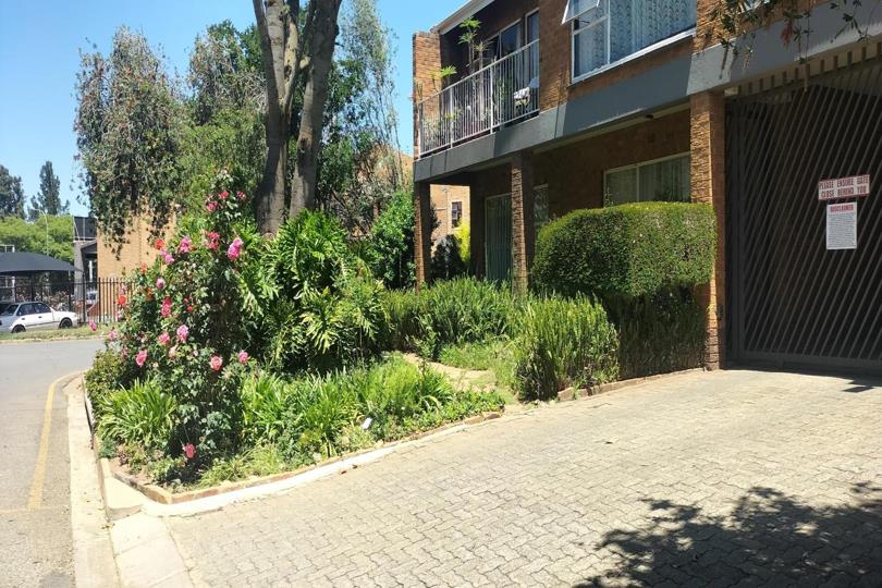 2 Bedroom Townhouse for sale in Rynfield - P24-116552309