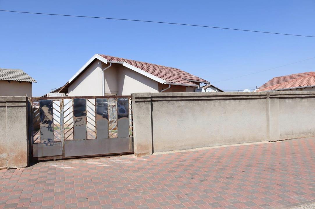 2 Bedroom House for sale in Randfontein Central - P24-116555715
