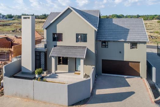 4 Bedroom Townhouse for sale in Oakland Estate