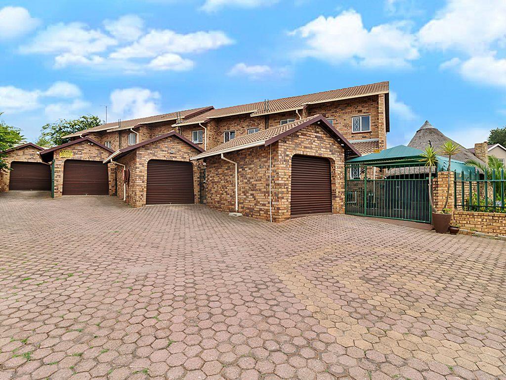 2 Bedroom Townhouse for sale in Lindhaven - P24-116560529