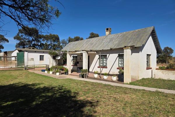 Discover this exceptional 542 HA farm ideally located close to the N7 and main routes.

Main Residence: 
4 Spacious Bedrooms 
2 ...