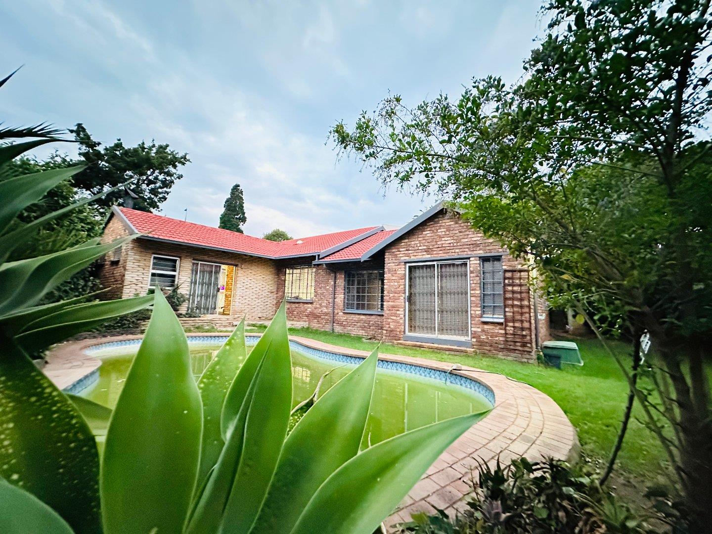 Roodepoort, Johannesburg Property : Property and houses to rent in ...