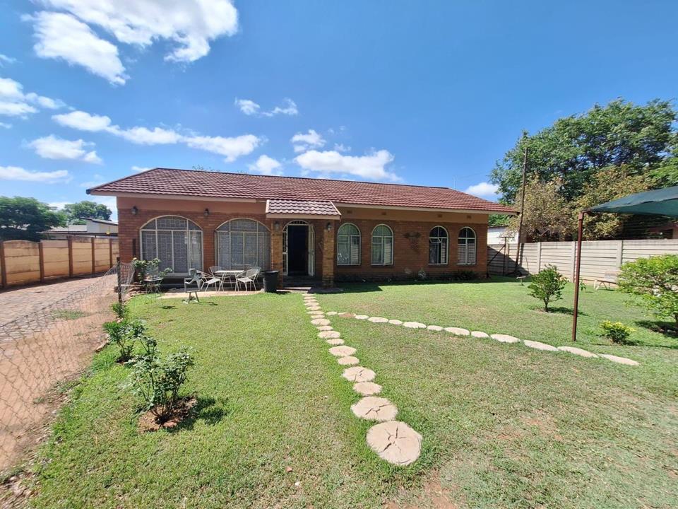 5 Bedroom House for sale in Modimolle - P24-117195125