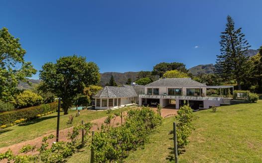 4 Bedroom House for sale in Bishopscourt