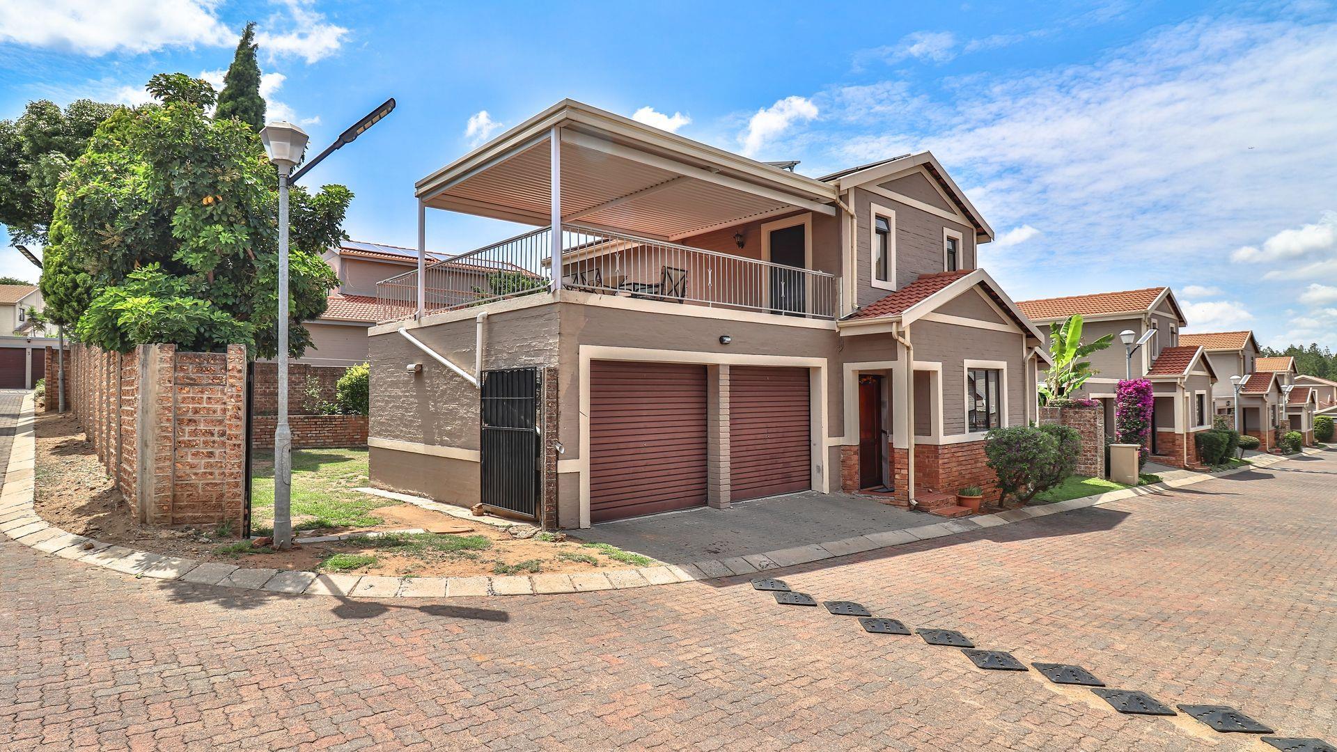 4-bedroom-townhouse-for-sale-in-halfway-gardens-p24-116553551