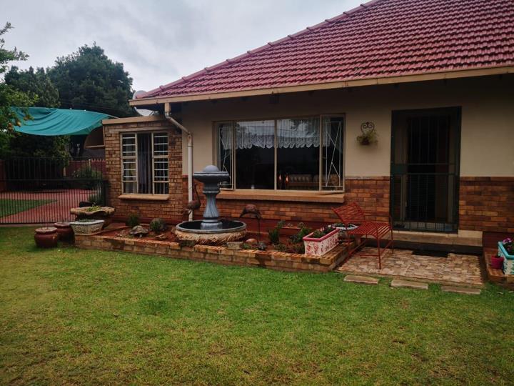 3 Bedroom House for sale in Stilfontein Ext 4 - P24-116596864