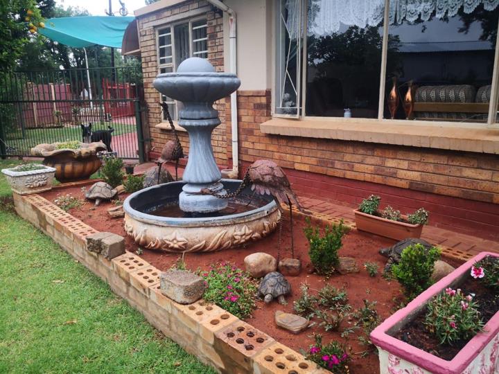 3 Bedroom House for sale in Stilfontein Ext 4 - P24-116596864