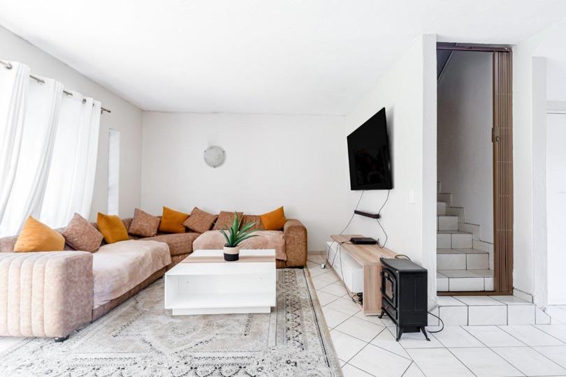3 Bedroom Townhouse for sale in Strathavon - P24-116599186
