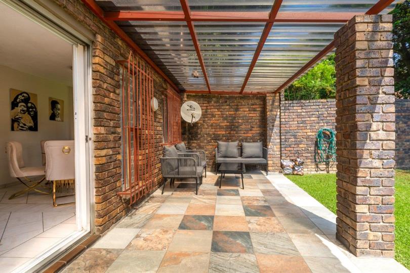 3 Bedroom Townhouse for sale in Strathavon - P24-116599186