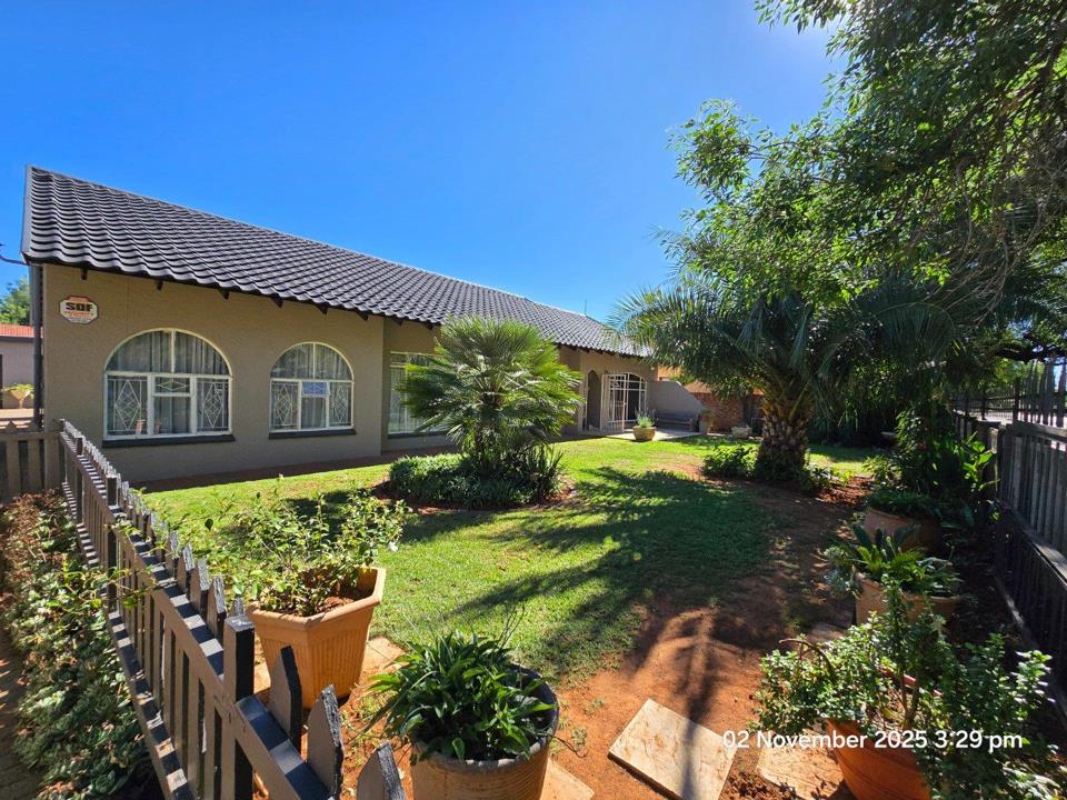 3 Bedroom House for sale in Stilfontein Ext 4 - P24-116606296