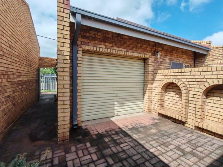 3 Bedroom Townhouse for sale in Three Rivers - P24-116612406