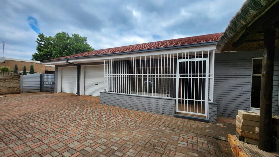 3 Bedroom House for sale in Stilfontein Ext 4 - P24-116613415