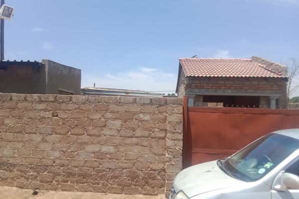 This property is an Unfinished Project and has potential and space for the ultimate dreamhouse.
It features a huge room, a single ...