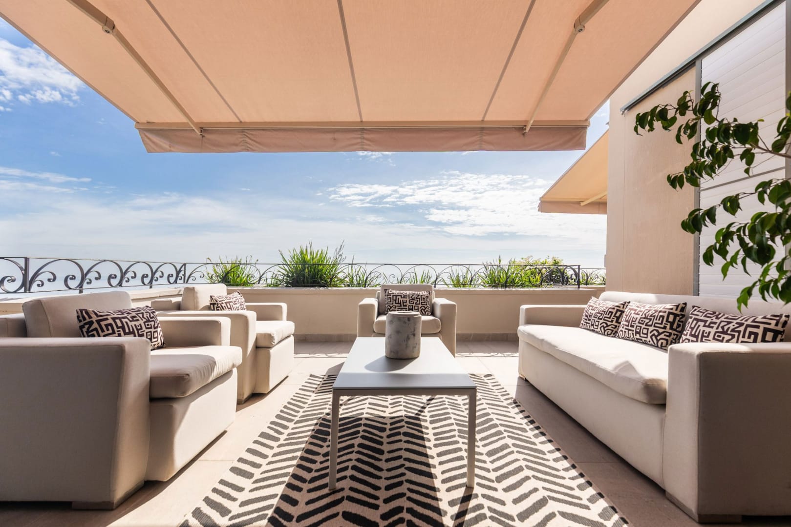 Apartment / Flat · 2 bed · in Green Point, Cape Town (Merriman Road)