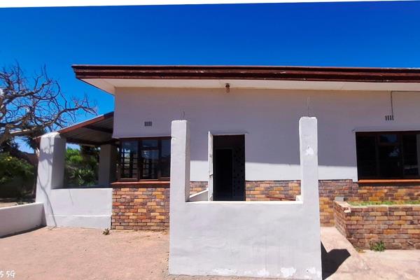 This neat and spacious one-bedroom apartment is conveniently located within walking distance of Vredenburg town centre.

The ...