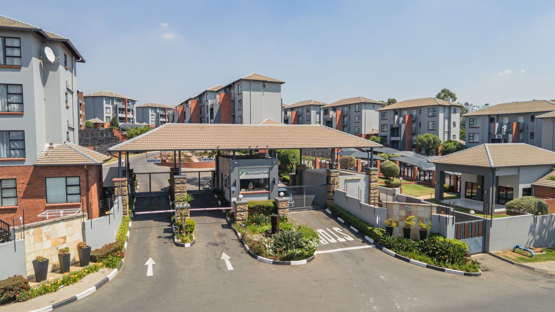 2 Bedroom Townhouse for sale in Oakdene - 555 Richmond Park, 752 Allan ...
