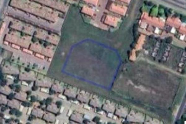 Beautiful vacant land available in Sonneveld which is surrounded by double storey buildings in their estates. 

The community of ...