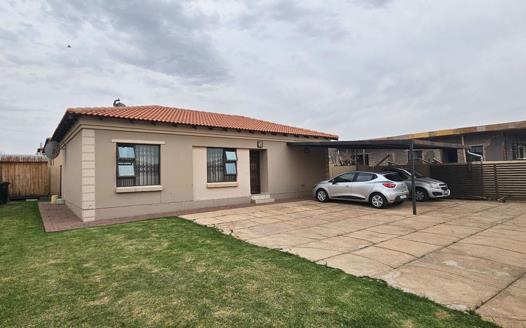 3 Bedroom House for sale in Sonneveld