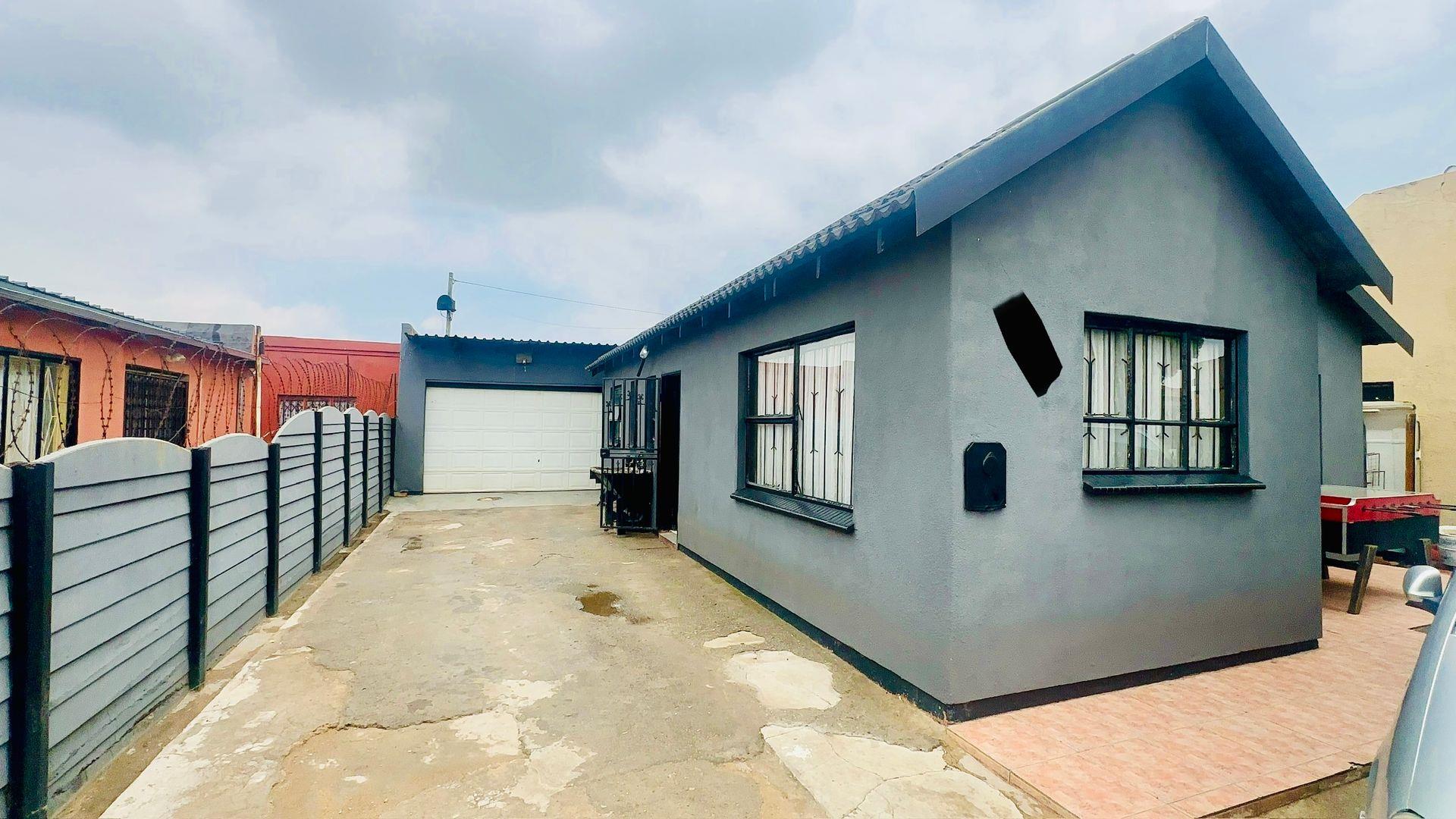 2 Bedroom House for sale in Tsakane Ext 5 - P24-116632203