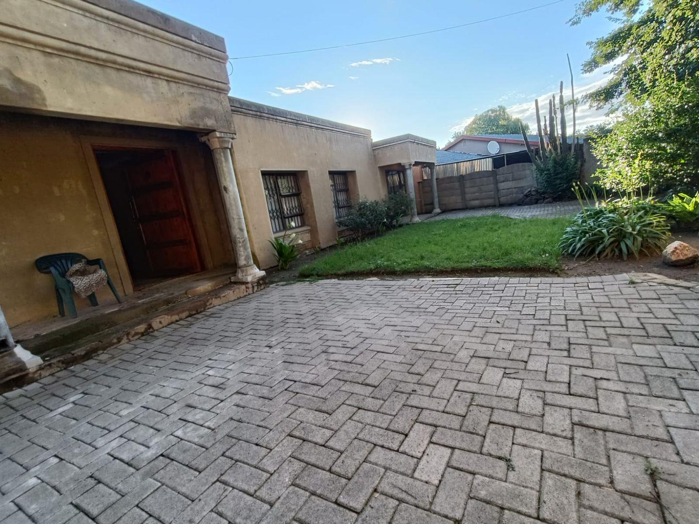 3 Bedroom House for sale in Sasolburg Ext 1 - P24-116651046